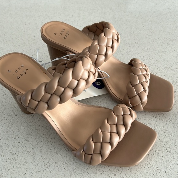 Ladies 3” heeled braided Sandal - Picture 2 of 10